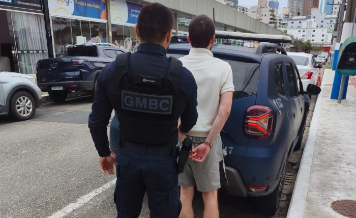 Filho é preso após agredir a mãe ao tentar usar drogas em casa