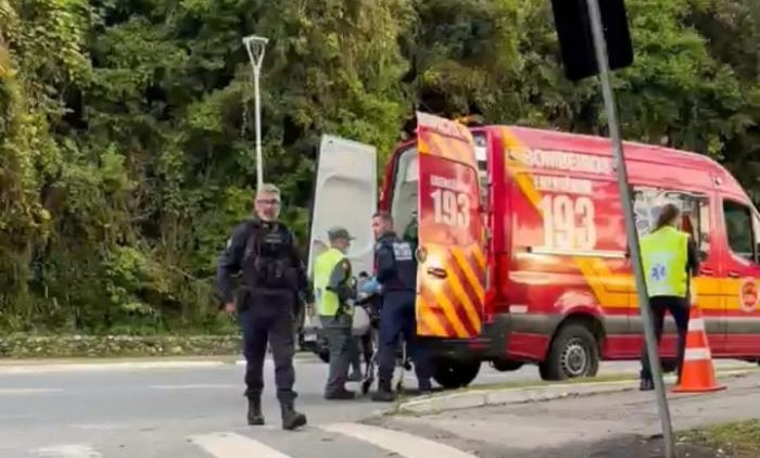 Motorista é esfaqueado após dar carona e acaba ferido em área de mata