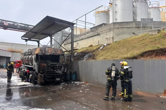 Caminhão-tanque pega fogo e deixa trabalhador ferido em Criciúma