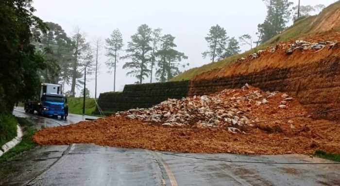 BR-280 é interditada nos dois sentidos após queda de barreira em SC