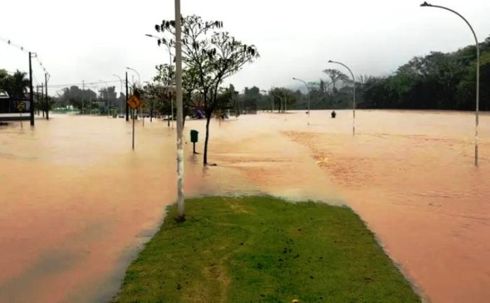 Chuva eleva nível de rios, causa deslizamentos e cancela aulas no Norte de SC