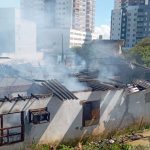 Incêndio atinge casa abandonada no Centro de Palhoça