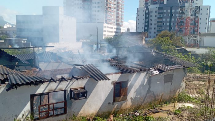 Incêndio atinge casa abandonada no Centro de Palhoça