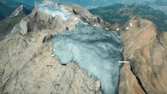 Estudantes usam lã de ovelha para frear degelo nos Alpes