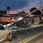 Carro derruba poste e deixa mais de mil pontos sem luz na capital