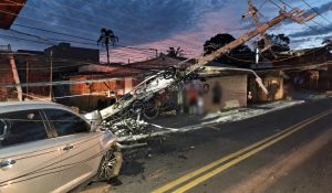 Carro derruba poste e deixa mais de mil pontos sem luz na capital