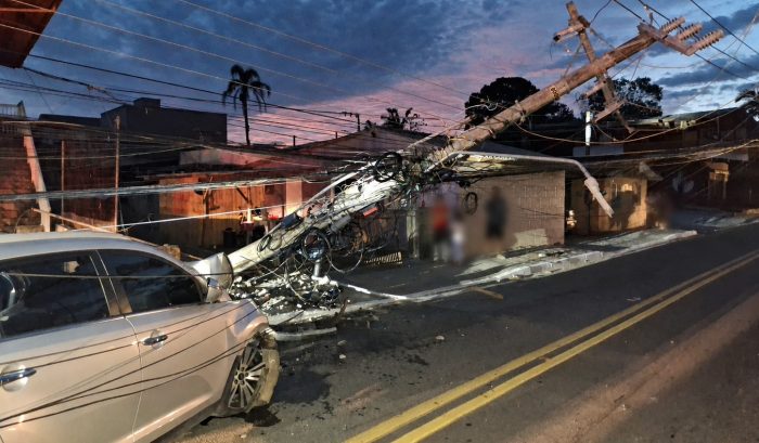 Carro derruba poste e deixa mais de mil pontos sem luz na capital