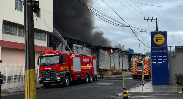 Vídeo: Incêndio atinge distribuidora de autopeças em São José