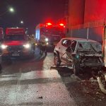 Motorista morre após bater carro contra caminhão estacionado