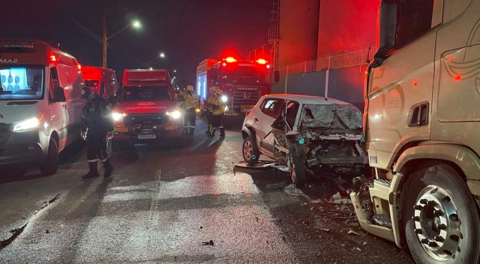 Motorista morre após bater carro contra caminhão estacionado