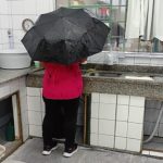 Merendeira usa guarda-chuva em refeitório por causa das goteiras em SC