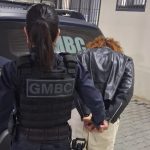 Câmeras flagram mulher dirigindo e levam à prisão por tráfico