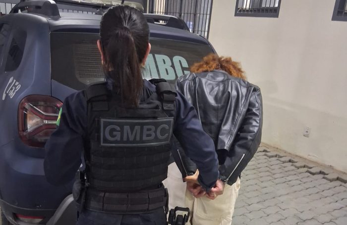 Câmeras flagram mulher dirigindo e levam à prisão por tráfico