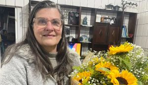 Após casamento de 39 anos, mulher foge com fortuna que marido guardava