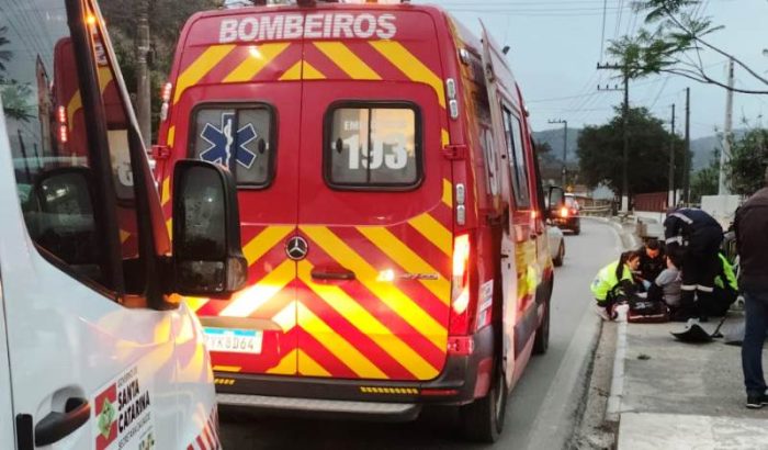 Mulher fica ferida em acidente com motocicleta na Grande Florianópolis