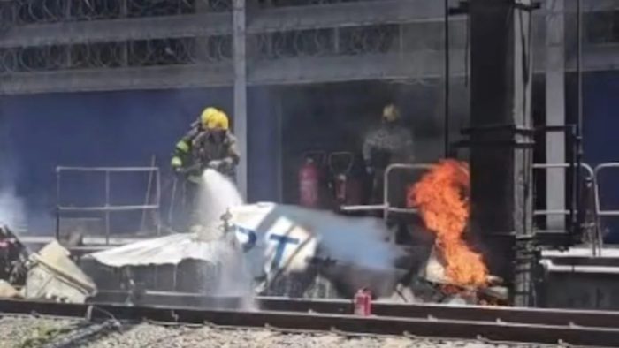Avião cai no metrô e piloto morre carbonizado