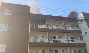 Moradora sofre queimaduras após incêndio em kitnet