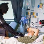 Vídeo: Batman de Criciúma conta sua trajetória de apoio às crianças com câncer