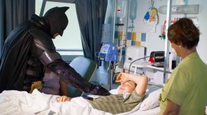 Vídeo: Batman de Criciúma conta sua trajetória de apoio às crianças com câncer