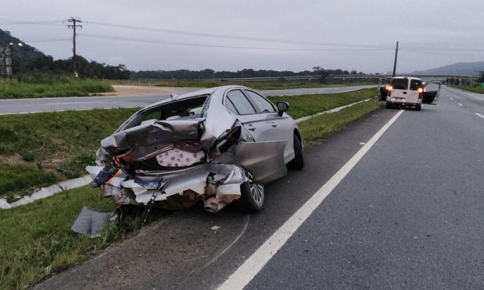 Dois acidentes em sequência deixam feridos na BR-470