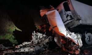 Grave acidente entre três caminhões deixa um morto na BR-282
