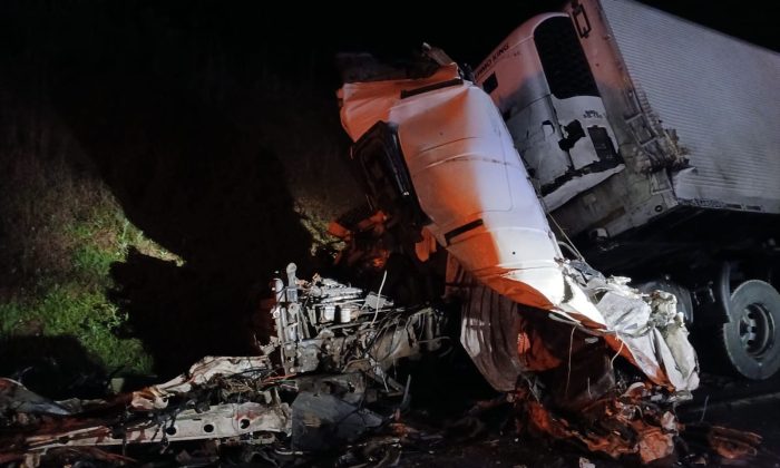 Grave acidente entre três caminhões deixa um morto na BR-282