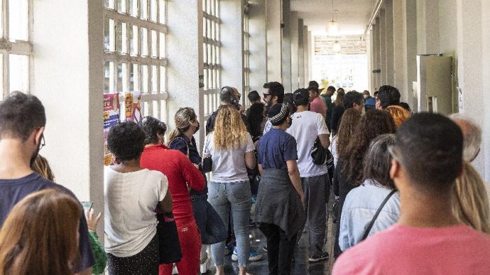 Eleitores na fila após 17h ainda podem votar? Entenda