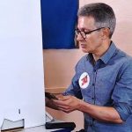 Zema entra com celular na cabine de votação, apesar de ser proibido