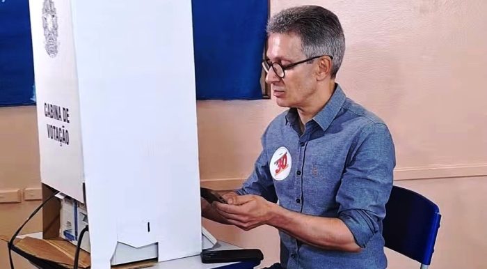 Zema entra com celular na cabine de votação, apesar de ser proibido