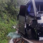 Ônibus com 22 crianças colide em barranco na SC-390