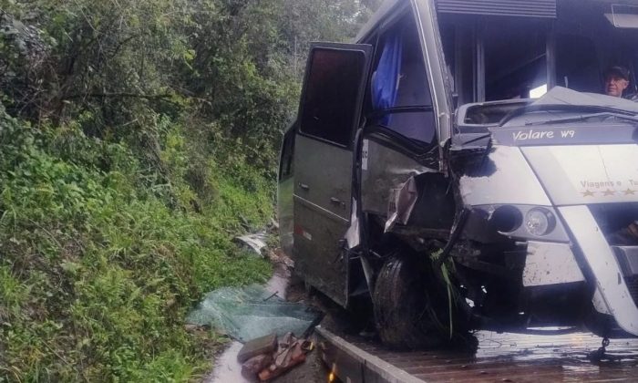Ônibus com 22 crianças colide em barranco na SC-390