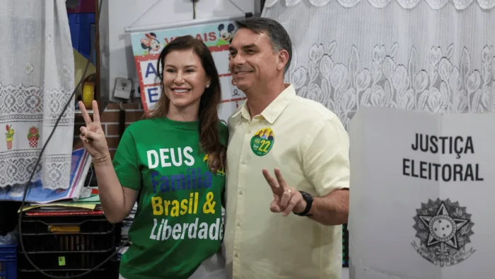 Flávio Bolsonaro vota no Rio de Janeiro