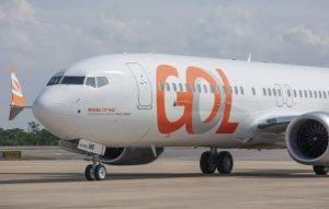 Raio atinge avião da Gol durante voo de SC para SP
