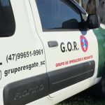 Cão doente é colocado em sacola e descartado em terreno; tutor acaba preso