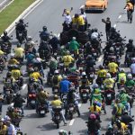 Motociata em apoio a Flávio Bolsonaro percorre Florianópolis