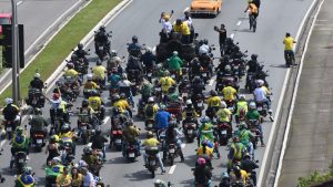 Motociata em apoio a Flávio Bolsonaro percorre Florianópolis