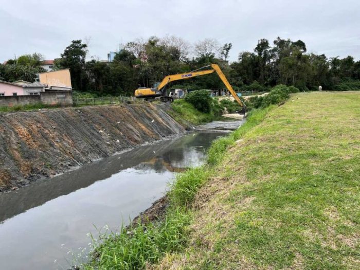 São José limpa canal na Serraria para prevenir alagamentos
