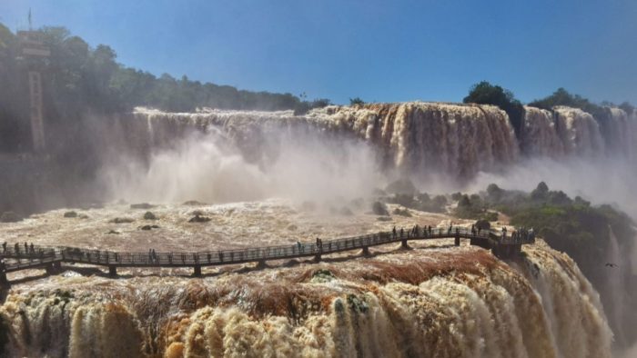 Cataratas do Iguaçu registram maior vazão do ano e têm passarela interditada