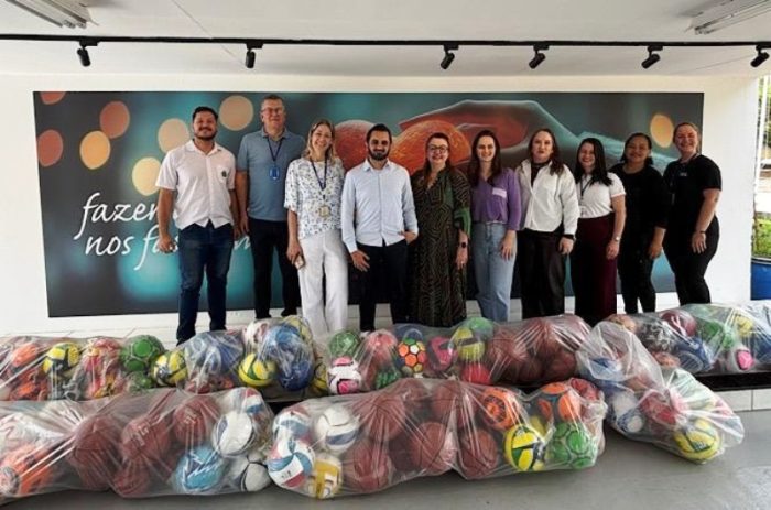 Projeto transforma 3,5 toneladas de plástico em 272 bolas para crianças
