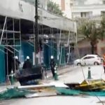 Tapume despenca sobre rede de energia e deixa uma pessoa ferida em Balneário Camboriú