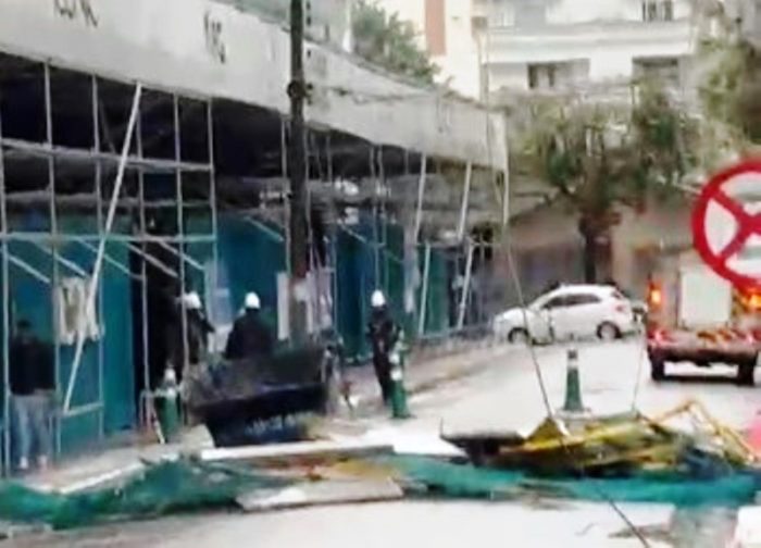 Tapume despenca sobre rede de energia e deixa uma pessoa ferida em Balneário Camboriú