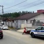 Homem em surto chuta espelho, fere a perna e morre com hemorragia em SC