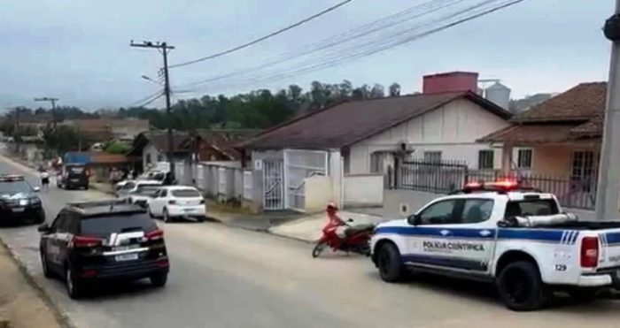 Homem em surto chuta espelho, fere a perna e morre com hemorragia em SC